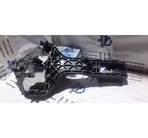 A9067601034 Mercedes тримач зовнішньої ручки двері передньої правої A9067601034 Mercedes тримач зовнішньої ручки двері передньої правої