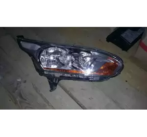 Фара права Ford Transit Connect з 2014 року Фара права Ford Transit Connect з 2014 року