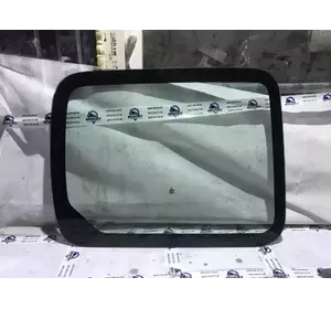 Скло дверцят бічного зсувного правого Renault Kangoo з 2009-год Скло дверцят бічного зсувного правого Renault Kangoo з 2009-год