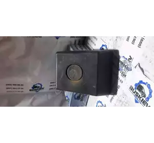 Упор задніх дверей з магнітом на кузові 180 градусів 1350881080 Упор задніх дверей з магнітом на кузові 180 градусів 1350881080