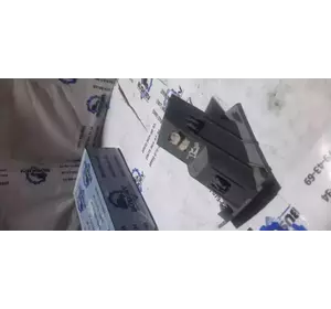 Дефлектор / повітряна заслінка обдува кабіни ліва 6C1118K555AD Дефлектор / повітряна заслінка обдува кабіни ліва 6C1118K555AD