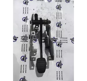 Педаль гальма Renault Trafic з 2000-2014 рік 7701051781 Педаль гальма Renault Trafic з 2000-2014 рік 7701051781